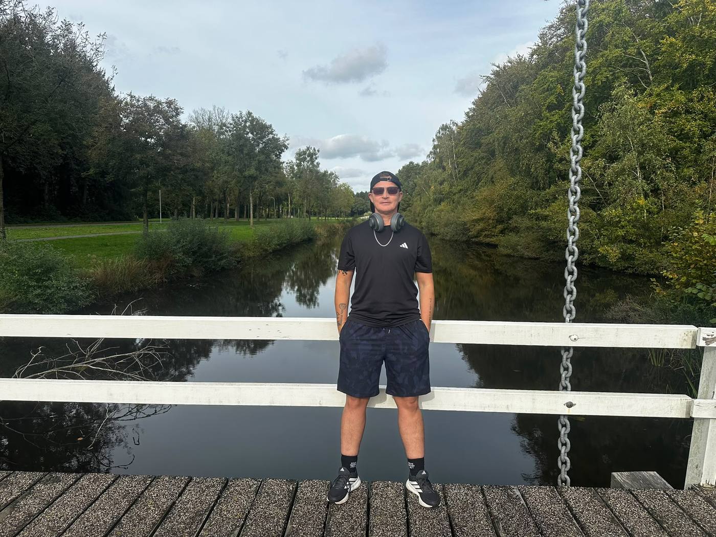Ethan staat op een houten brug over het water