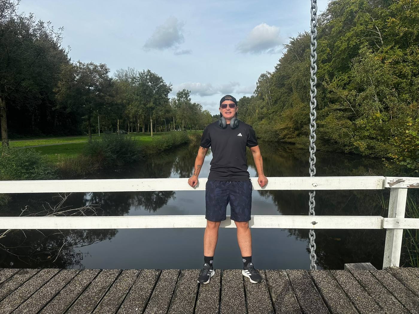 Ethan op een houten brug over het water