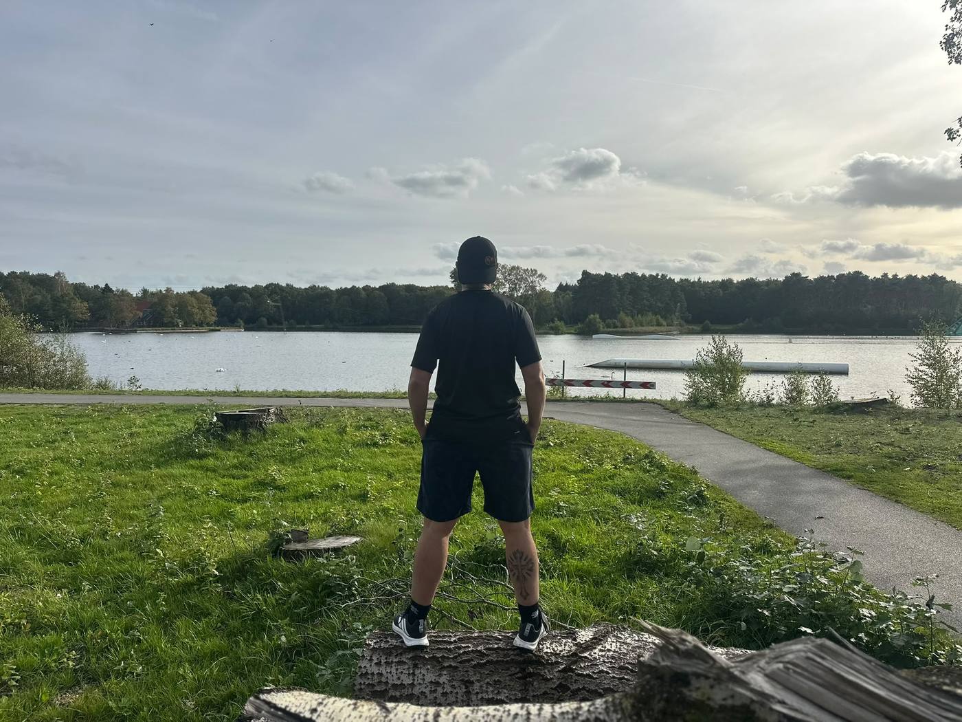 Ethan kijkt uit over het meer
