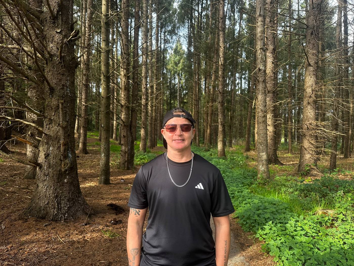 Portret van Ethan in het bos